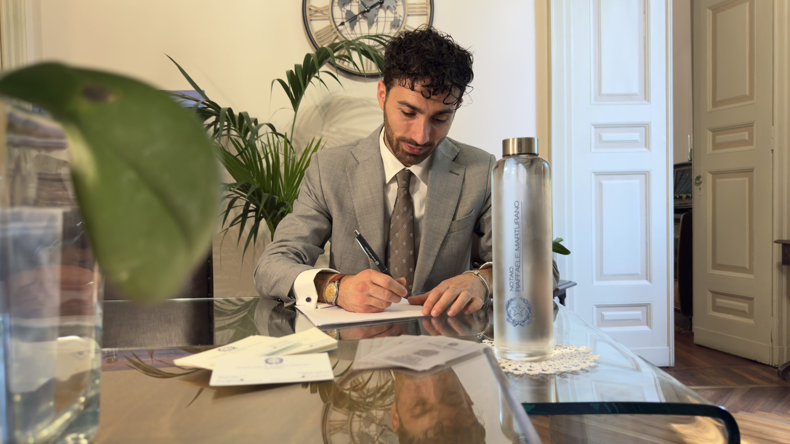 Il notaio Raffaele Marturano nel suo studio a Torino